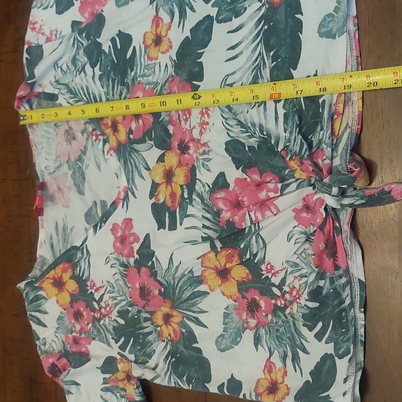 Guess Tie-Front Hawaiian T-Shirt - Picture 6 of 9